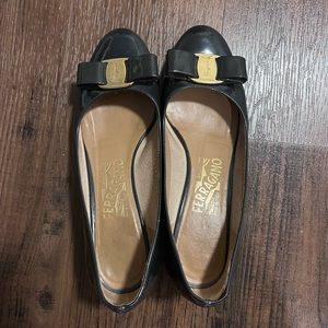 Ferragamo vara navy patent shoes size: 5.5B